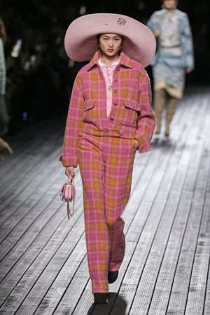 الكاروهات صيحة لن تخلو منها إطلالاتكِ في خريف وشتاء 2025