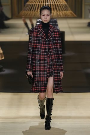 الكاروهات صيحة لن تخلو منها إطلالاتكِ في خريف وشتاء 2025