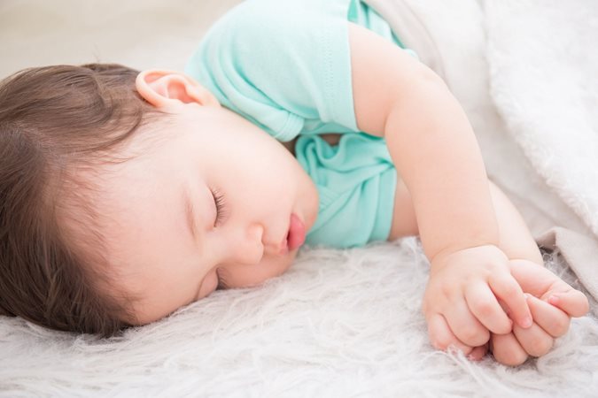 5 طرق مجربة لمساعدة طفلك الدارج على العودة إلى النوم