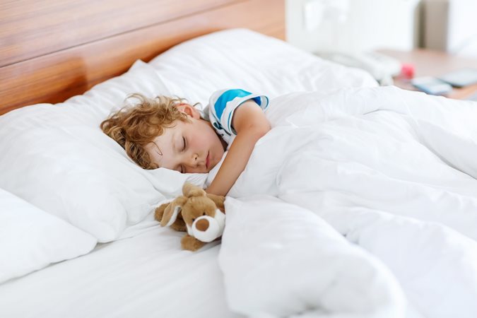 5 طرق مجربة لمساعدة طفلك الدارج على العودة إلى النوم
