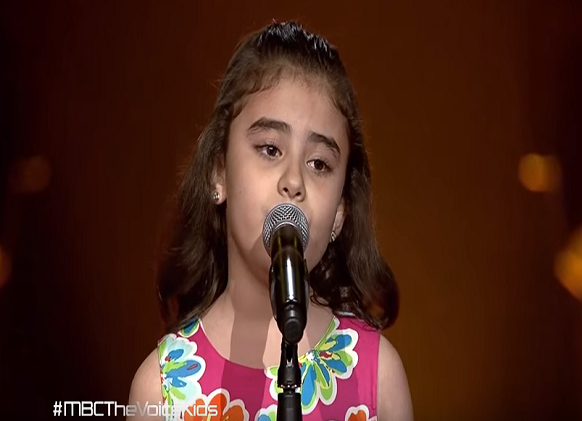 الطفلة غنى التي أبكت الجميع في ذا فويس كيدز تغني أمام أسماء الأسد نواعم