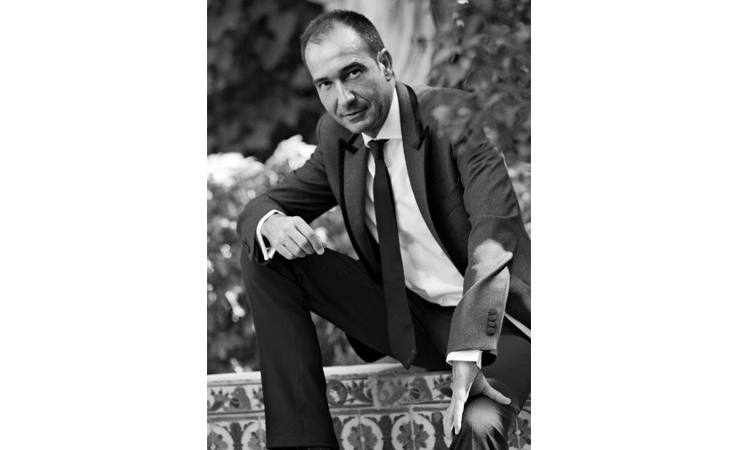 حصريا من أودري هيبورن إلى روني مارا إليك قص ة عطر L Interdit من جيفنشي نواعم