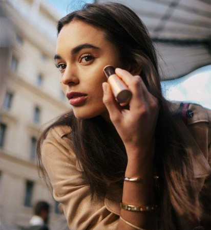 الحصول على بشرة متوّهجة برونزية لم يكن يوماً بهذه السهولة؛ إليكِ تجربتنا!