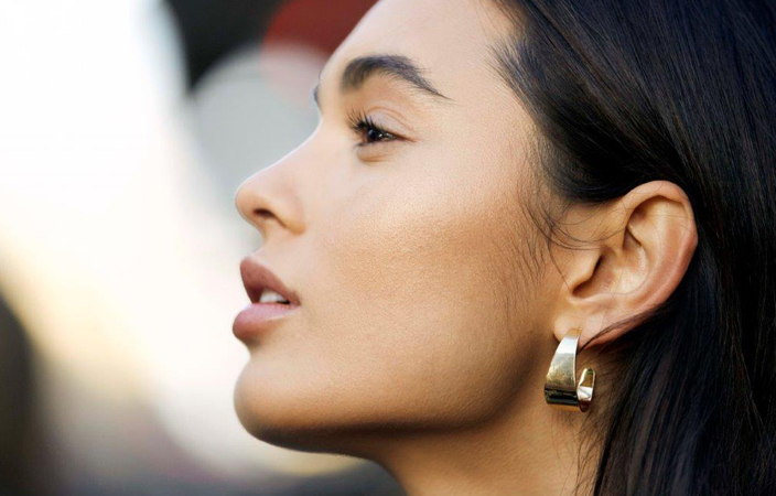 الحصول على بشرة متوّهجة برونزية لم يكن يوماً بهذه السهولة؛ إليكِ تجربتنا!