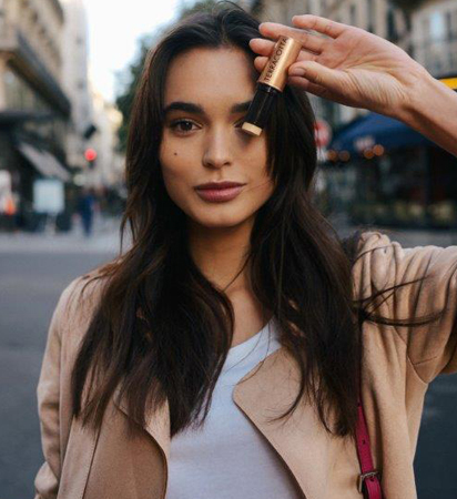 الحصول على بشرة متوّهجة برونزية لم يكن يوماً بهذه السهولة؛ إليكِ تجربتنا!