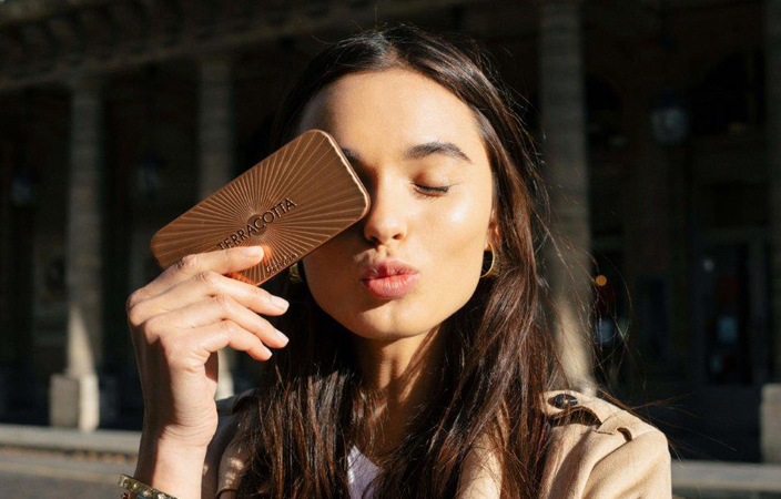 الحصول على بشرة متوّهجة برونزية لم يكن يوماً بهذه السهولة؛ إليكِ تجربتنا!