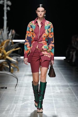 مجموعة Etro صيف 2025: السبعينيّات والهيبيز في تصاميم عصريّة مفعمة بالطاقة الإيجابية