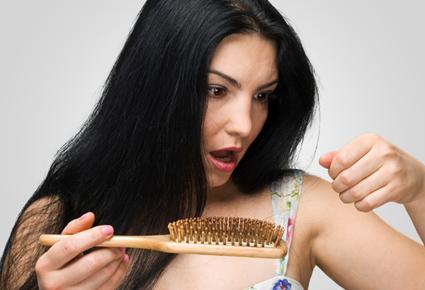 أعشاب تعمل كالسحر لعلاج تساقط الشعر!