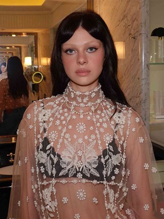 إليكِ أفكار أنيقة لتسريحة غرة الشعر الجانبية