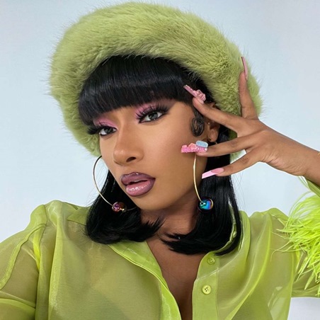 الغرّة تضفي لمسة عصرية على شعرك القصير