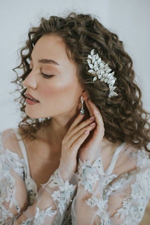 شاهدي أجمل تسريحات للعروس ذات الشعر الكيرلي