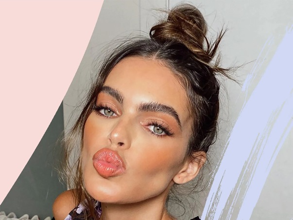 الكعكة الفوضوية على غرار النجمات: تسريحة شعر تجمع بين المرح والكلاسيكية