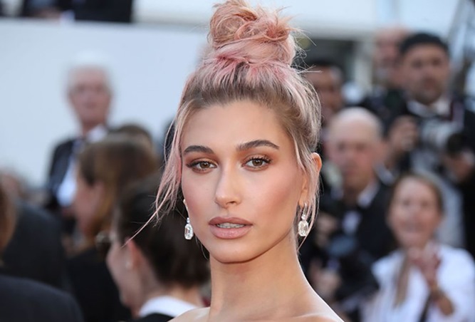 الكعكة الفوضوية على غرار النجمات: تسريحة شعر تجمع بين المرح والكلاسيكية