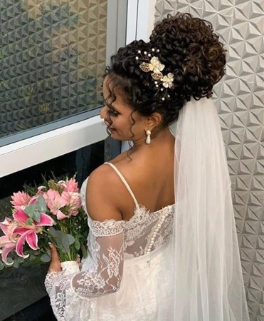 شاهدي أجمل تسريحات للعروس ذات الشعر الكيرلي