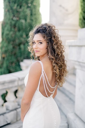 شاهدي أجمل تسريحات للعروس ذات الشعر الكيرلي