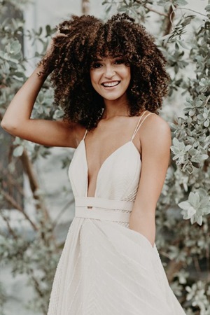 شاهدي أجمل تسريحات للعروس ذات الشعر الكيرلي