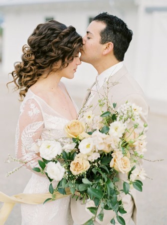 شاهدي أجمل تسريحات للعروس ذات الشعر الكيرلي