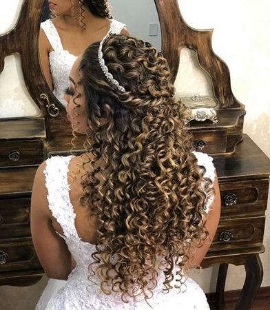 شاهدي أجمل تسريحات للعروس ذات الشعر الكيرلي