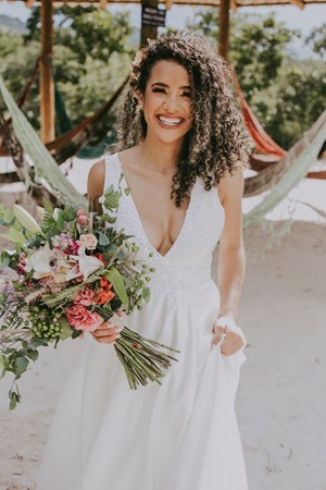 شاهدي أجمل تسريحات للعروس ذات الشعر الكيرلي