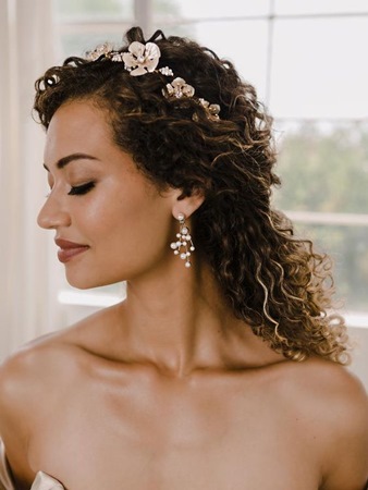 شاهدي أجمل تسريحات للعروس ذات الشعر الكيرلي