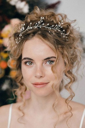 شاهدي أجمل تسريحات للعروس ذات الشعر الكيرلي