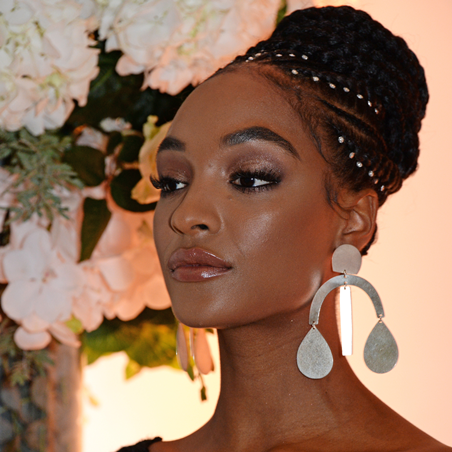 إليكِ أفكار إكسسوارات لتزيين ضفائركِ في موسم الاحتفالات