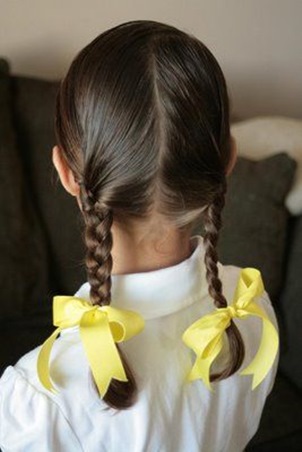 استوحي تسريحات شعر بنات مناسبة للمدرسة