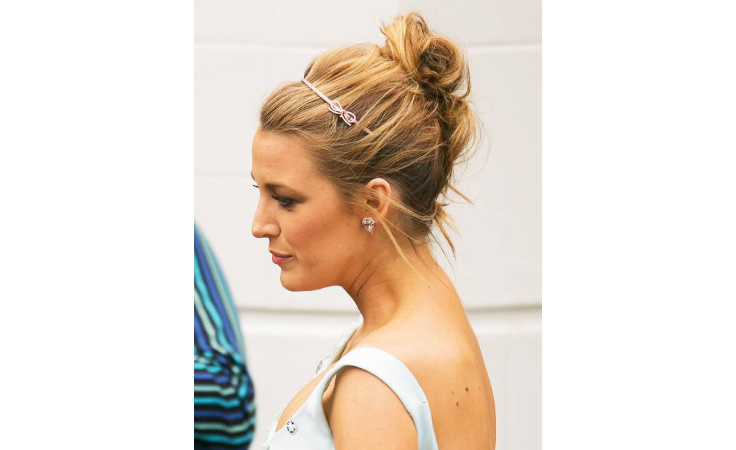 الكعكة الفوضوية تمنحكِ لوكاً طبيعياً.. هل تعتمدينها على غرار نجمات هوليوود؟