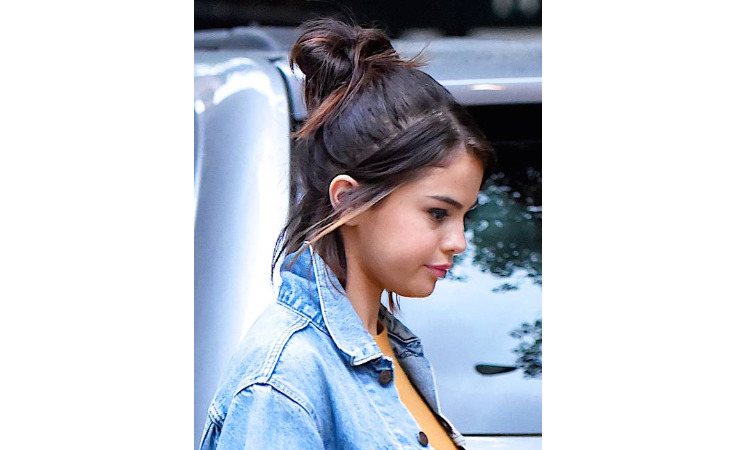 الكعكة الفوضوية تمنحكِ لوكاً طبيعياً.. هل تعتمدينها على غرار نجمات هوليوود؟