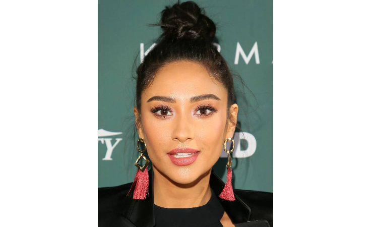 الكعكة الفوضوية تمنحكِ لوكاً طبيعياً.. هل تعتمدينها على غرار نجمات هوليوود؟