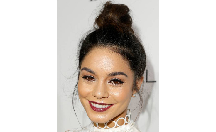 الكعكة الفوضوية تمنحكِ لوكاً طبيعياً.. هل تعتمدينها على غرار نجمات هوليوود؟