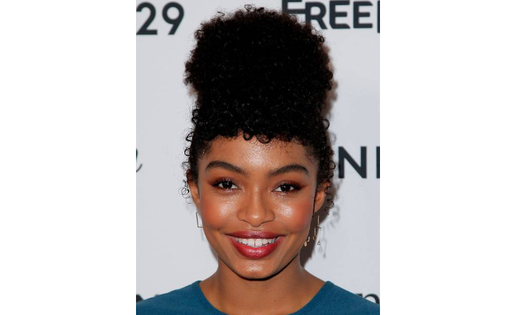 الكعكة الفوضوية تمنحكِ لوكاً طبيعياً.. هل تعتمدينها على غرار نجمات هوليوود؟