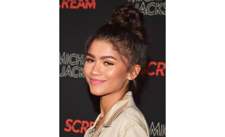 الكعكة الفوضوية تمنحكِ لوكاً طبيعياً.. هل تعتمدينها على غرار نجمات هوليوود؟