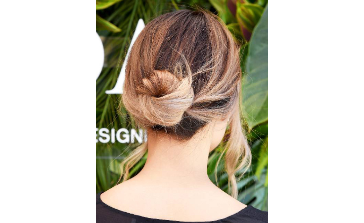 الكعكة الفوضوية تمنحكِ لوكاً طبيعياً.. هل تعتمدينها على غرار نجمات هوليوود؟