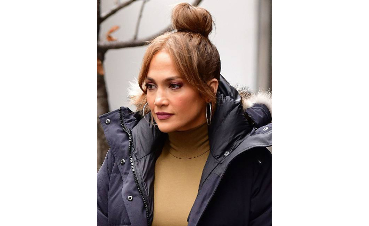 الكعكة الفوضوية تمنحكِ لوكاً طبيعياً.. هل تعتمدينها على غرار نجمات هوليوود؟