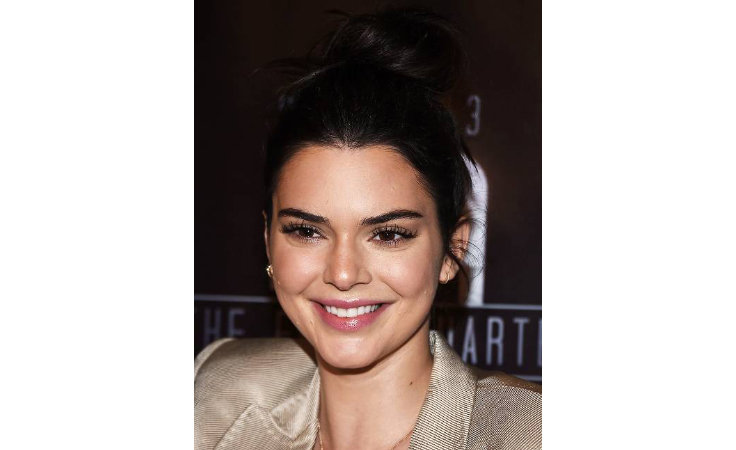 الكعكة الفوضوية تمنحكِ لوكاً طبيعياً.. هل تعتمدينها على غرار نجمات هوليوود؟