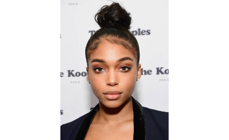 الكعكة الفوضوية تمنحكِ لوكاً طبيعياً.. هل تعتمدينها على غرار نجمات هوليوود؟