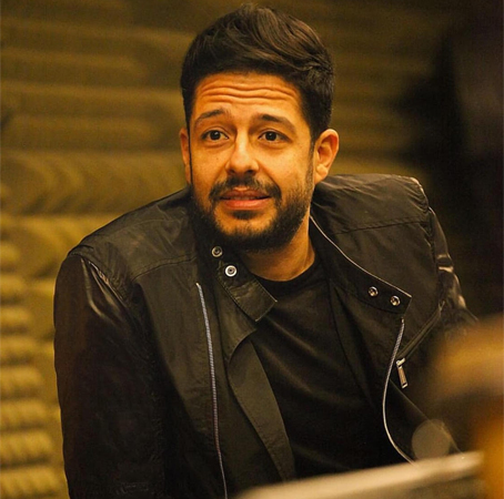 مُتسابِق «ذا فويس» يفقد صديقه بسبب التَنَمُّر ويُقدِّم له أغنية