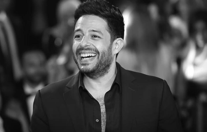 مُتسابِق «ذا فويس» يفقد صديقه بسبب التَنَمُّر ويُقدِّم له أغنية