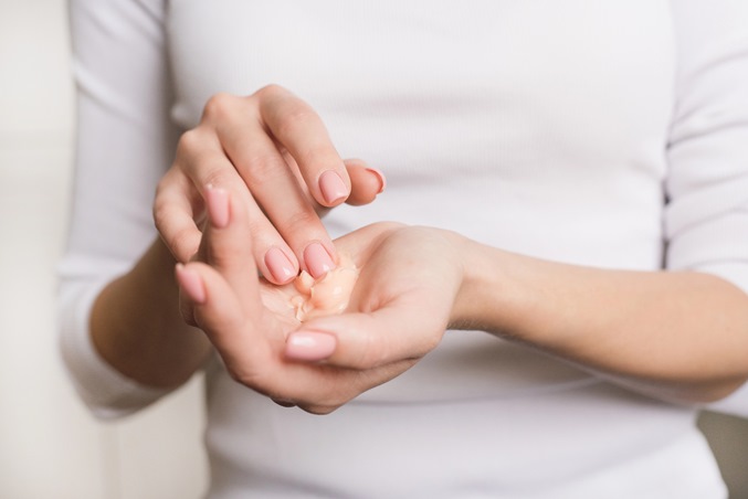 6 نصائح لترطيب أظافرك في موسم الشتاء