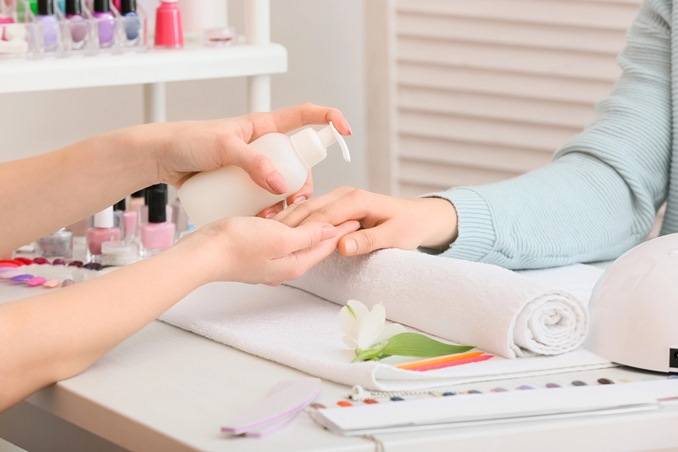 6 نصائح لترطيب أظافرك في موسم الشتاء