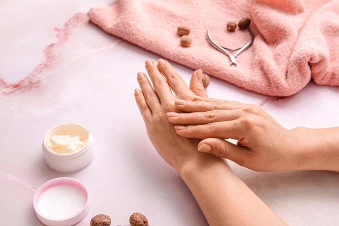 6 نصائح لترطيب أظافرك في موسم الشتاء