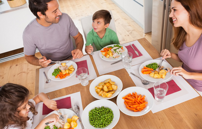 3 عادات تؤدي إلى زيادة وزن طفلك