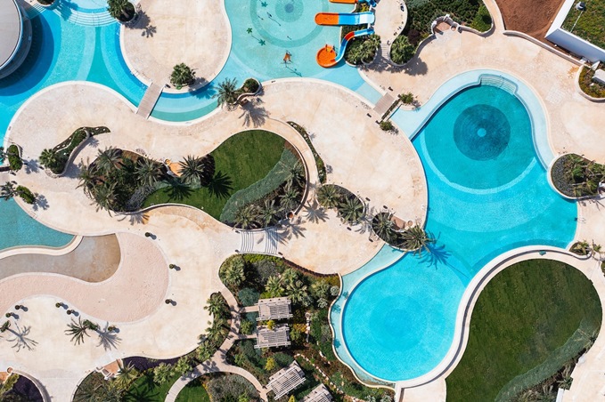 هيفاء وهبي تُشعل أجواء عيد الحب في مدينة الأحلام المتوسطية بقبرص