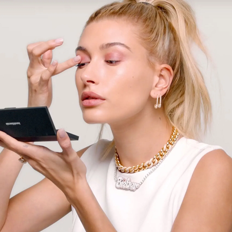 على طريقة هايلي بيبر: دليلك الشخصي لمكياج مشرق بسهولة