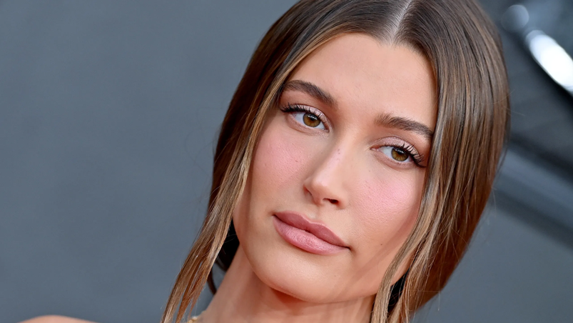 على طريقة هايلي بيبر: دليلك الشخصي لمكياج مشرق بسهولة