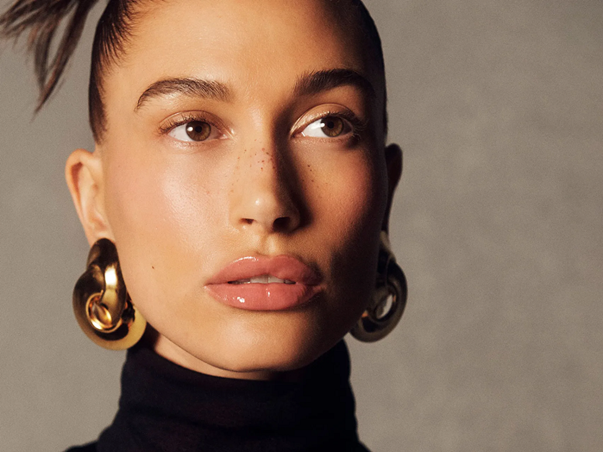 على طريقة هايلي بيبر: دليلك الشخصي لمكياج مشرق بسهولة