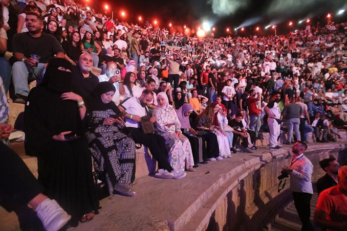 محمد حماقي يوجه رسالة للجمهور من جرش