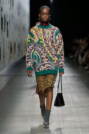 مجموعة Etro لخريف 2025 .. زخارف قوية وجرأة أنثوية