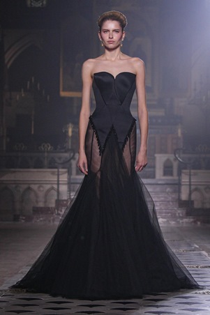 جورج حبيقة يقدم قراءة خاصة للأنوثة في أسبوع باريس للموضة